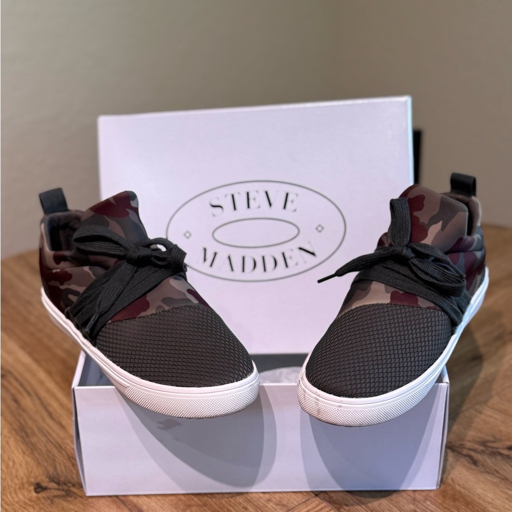 Used- Steve Madden Black and Brown Camouflage Sneakers